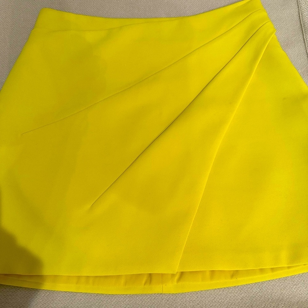 Alice and Olivia yellow mini skirt